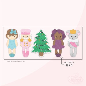 Könnte beinhalten: Satz mit fünf Weihnachts-Ausstechformen, die eine Ballerina, einen Nussknacker, einen Weihnachtsbaum, eine Ballerina und eine Maus zeigen. Die Ausstechformen sind rosa, blau, grün, lila und grau. Der Text "THE SPRINKLE FACTORY" und "BOX SET/ 12 X 5" ist auf dem Bild zu sehen.