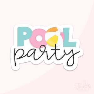 Può includere: Un adesivo con le parole "POOL PARTY" in un font giocoso. La parola "POOL" presenta un anello gonfiabile rosa e un pallone da spiaggia. Lo sfondo è rosa chiaro.