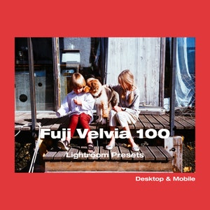 Op de afbeelding: Twee kinderen en een hond zitten op houten treden. De kinderen dragen casual kleding en de hond is bruin en wit. De tekst "Fuji Velvia 100 Lightroom Presets Desktop & Mobile" staat onderaan de afbeelding.