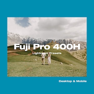 Puede incluir: Una pareja camina por una ladera cubierta de hierba con montañas nevadas en el fondo. El texto "Fuji Pro 400H Lightroom Presets" se muestra en letras blancas sobre fondo negro. El texto "Desktop & Mobile" se muestra en letras blancas sobre fondo negro.