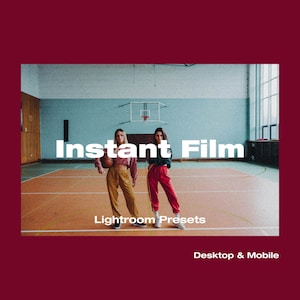 Könnte beinhalten: Zwei Personen in Freizeitkleidung stehen auf einem Basketballfeld. Der Text "Instant Film" wird in großen weißen Buchstaben über ihnen angezeigt. Der Text "Lightroom Presets" wird unter ihnen angezeigt. Der Text "Desktop & Mobile" wird am unteren Rand des Bildes angezeigt.