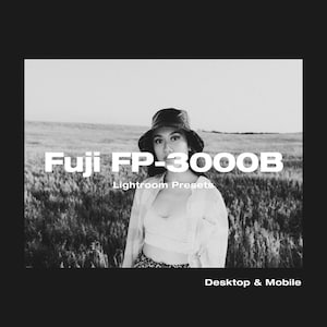 Könnte beinhalten: Schwarzweißfoto einer Person mit einem schwarzen Bucket-Hut und einem weißen Hemd, die in einem Feld mit hohem Gras steht. Der Text "Fuji FP-3000B Lightroom Presets Desktop & Mobile" befindet sich am unteren Rand des Bildes.