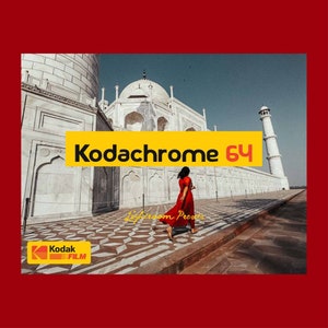 Può includere: Una donna con un vestito rosso cammina allontanandosi dalla telecamera su un sentiero piastrellato di fronte a un edificio bianco. L'edificio ha una grande cupola e minareti. Il testo "Kodachrome 64" è in lettere gialle su sfondo giallo. Il testo "Kodak Film" è in lettere nere su sfondo giallo.