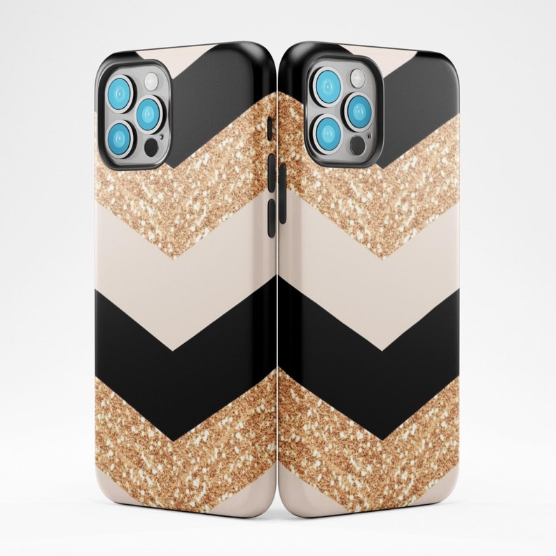 Puede incluir: Una funda para tel&eacute;fono de color negro, blanco y dorado con purpurina y un patr&oacute;n de chevron. La funda tiene un recorte para el objetivo de la c&aacute;mara.