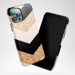 Puede incluir: Una funda para tel&eacute;fono de color negro y dorado con purpurina y un patr&oacute;n de chevron. La funda est&aacute; dise&ntilde;ada para un tel&eacute;fono inteligente con una c&aacute;mara de triple lente.