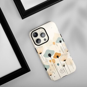 K&ouml;nnte beinhalten: Eine wei&szlig;e iPhone-H&uuml;lle mit einem Blumendesign mit abstrakten Blumen in Blaut&ouml;nen, Gelb und Braun. Die H&uuml;lle hat einen schwarzen Kameraausschnitt und einen kleinen schwarzen Kreis mit den Buchstaben "TT" in Wei&szlig;.