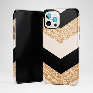 Puede incluir: Una funda de tel&eacute;fono negra con un patr&oacute;n de chevron de purpurina dorada. La funda tiene un recorte para el objetivo de la c&aacute;mara.