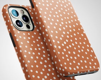 Puede incluir: Dos fundas de teléfono naranja con un patrón de lunares blancos. Las fundas están hechas de un material plástico duro y tienen un acabado liso.