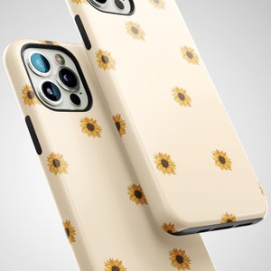 Könnte beinhalten: Eine cremefarbene Handyhülle mit einem sich wiederholenden Muster aus kleinen gelben Sonnenblumen. Die Hülle ist für ein iPhone konzipiert.