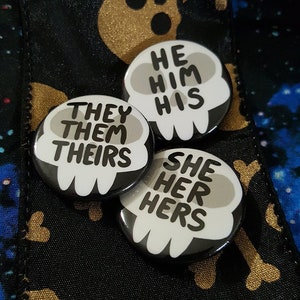 Skull Pronoun Button