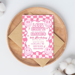 Invitación de cumpleaños con carita sonriente retro editable, invitación de fiesta rosa preppy, invitación de cumpleaños con texto de niña preadolescente a cuadros ondulados, editable e imprimible en Canva