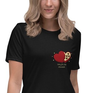 Qui per la camicia di San Valentino al cioccolato / Scatola di cioccolato cuore Maglietta di San Valentino / Amanti del cioccolato T-shirt rilassata da donna