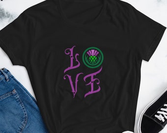 Scottish Thistle LOVE Dames t-shirt met korte mouwen | LOVE with Scottish Thistle Celtic T-shirt | De bloem van Schotland met liefde grafisch overhemd