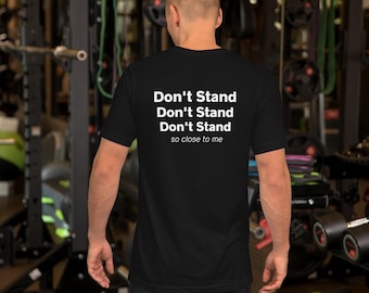 Overhemd met print van Don't Stand So Close To Me op de achterkant | Grappig shirt voor sociale afstand | Tekst op rugshirt | Uniseks T-shirt met korte mouwen