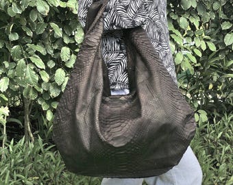 Grote bruine hobo tas van pythonleer, nonchalante tas van slangenleer, boho schoudertas