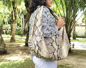 Beige grote hobo tas van pythonleer, nonchalante tas van slangenleer, boho schoudertas