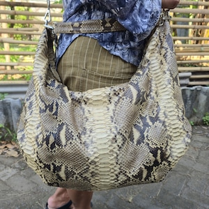 Grand sac fourre-tout souple en python crème, grand sac à bandoulière oversize de luxe en peau de serpent