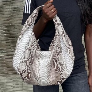 Bolso pequeño tipo hobo de piel de pitón brillante color natural auténtico, bolso de mano de lujo con estampado de piel de serpiente.