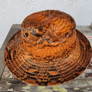 Gorra de pescador unisex de piel de serpiente pitón auténtica, lujosa, de alta gama, duradera, moderna, exótica, única, elegante y de primera calidad.