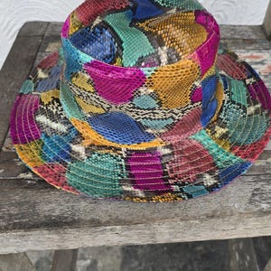 Gorra de pescador unisex de piel de serpiente pitón auténtica, lujosa, de alta gama, duradera, moderna, exótica, única, elegante y de primera calidad.