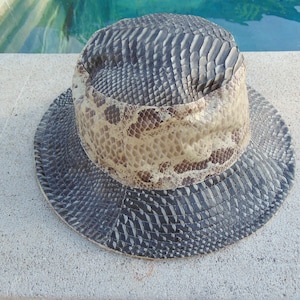 Gorra de piel de serpiente de pitón real Lujosa gama alta Durable Moda Exótica Elaborada Única Elegante Calidad premium Gorra de pescador unisex
