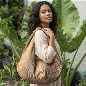 Große Hobo-Tasche aus echtem beigefarbenem Pythonleder, lässige Schlangenleder-Tragetasche, Boho-Schultertasche