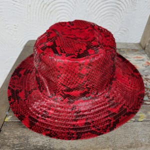 Gorra de pescador unisex de piel de serpiente pitón auténtica, lujosa, de alta gama, duradera, moderna, exótica, única, elegante y de primera calidad.