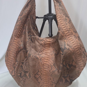 Bolso hobo de pitón marrón: bolso de hombro de lujo extragrande de piel de serpiente - bolso tote grande y suave