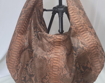 Grote bruine hobo tas van pythonleer, nonchalante tas van slangenleer, boho schoudertas