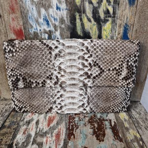 Bolso de mano de piel de serpiente pitón auténtica, hecho a mano: un bolso de viaje de lujo