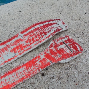 Könnte beinhalten: Ein roter und weißer Schlangenleder-Gitarrengurt mit einer Schnalle. Der Gurt ist aus Leder und hat eine strukturierte Oberfläche.