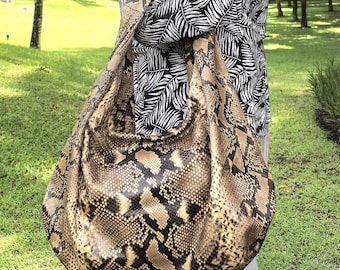 Donkerbeige grote hobo tas van pythonleer, nonchalante tas van slangenleer, boho schoudertas