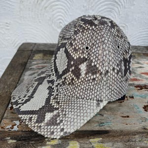 Gorra de piel de serpiente pitón auténtica hecha a mano, lujosa, de alta gama, duradera, de moda, exótica, hecha a mano, piel para el vientre o la espalda, única, elegante, de calidad superior