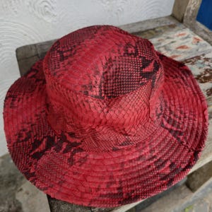 Gorra de pescador unisex de piel de serpiente pitón auténtica, lujosa, de alta gama, duradera, moderna, exótica, única, elegante y de primera calidad.