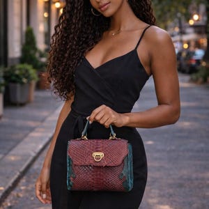 Bolsa transversal em pele de cobra píton