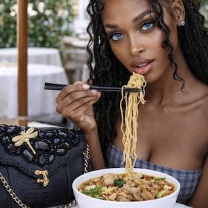 Handväska i pytonormskinn: Läderväska i pärlmönster