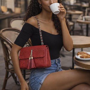 Bolsa transversal em pele de cobra píton: Bolsa em couro legítimo