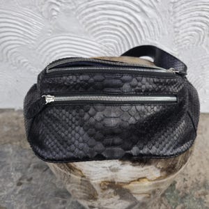 Riñonera de piel de serpiente pitón auténtica: elegante bandolera para hombre