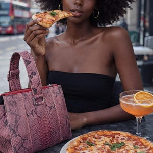 Handväska i pytonormskinn: Axelremsväska