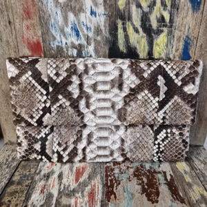 Bolso de mano de piel de serpiente pitón auténtica, hecho a mano: un bolso de viaje de lujo