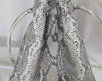 Bolso bandolera de piel de serpiente con estampado de pitón.