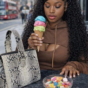 Handväska i pytonormskinn: Axelremsväska