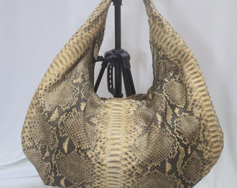 Bolso hobo de pitón color crema, bolso de hombro extragrande de lujo con piel de serpiente, bolso tote grande y suave.