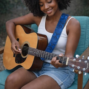 Python Schlangenhaut Gitarrengurt - Echtleder, Meerblau, Länge verstellbar