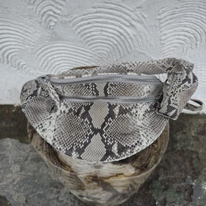 Riñonera de piel de serpiente pitón auténtica: elegante bandolera para hombre