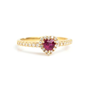 Lab Ruby Heart Ring Oro 9K Ruby Simulated Diamond Halo Anello di fidanzamento Cuore Forma del cuore Ruby Wedding Proposal Ring Dainty Ruby Valentine Ring.