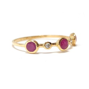 Puede incluir: Un anillo de oro con cinco piedras redondas. Las piedras est&aacute;n engastadas en un engaste de bisel. El anillo tiene un dise&ntilde;o delicado y es perfecto para el uso diario.