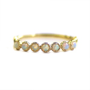 Minimalista Opal Eternity Wedding Band 14K Vintage Opal Etiope Band impilabile, Art Déco Opal Teenager Gifted Band Round Opal Claw Set Band.