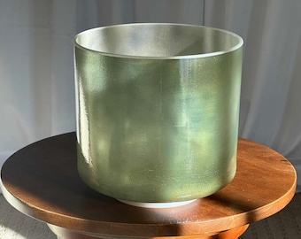 Cuenco tibetano de cristal Crystal Tones® Alchemy de 8" F#-5, con fenacita, color dorado aura salvia. Envío gratuito.
