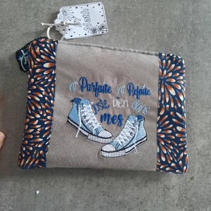 pochette en suédine et sa broderie basket.
